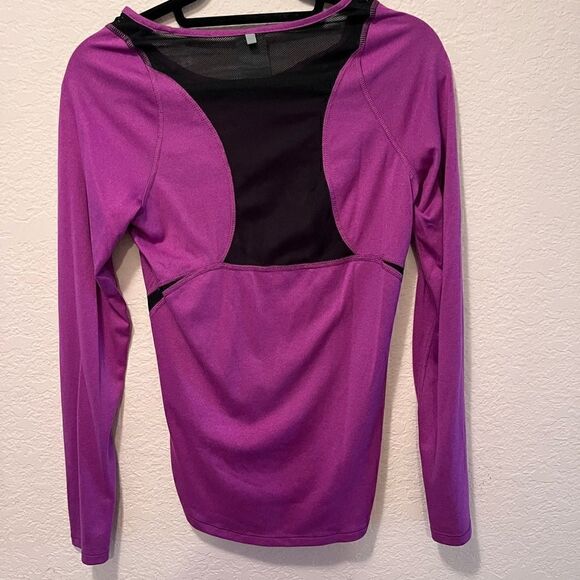 NWOT. Dri - Fit Top With A Thumb Hole. - Picture 4 of 9